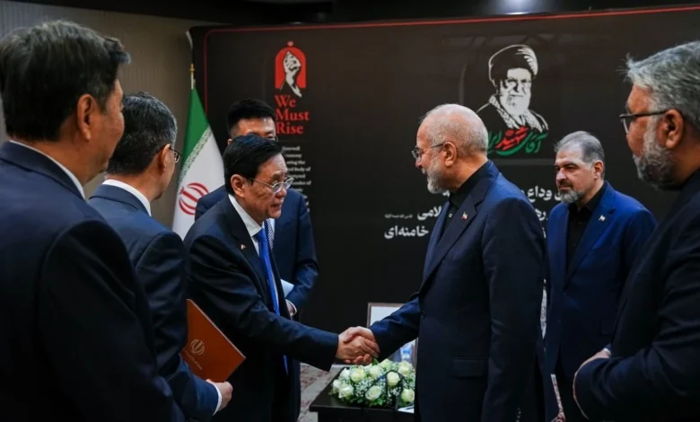 إيران تحذّر واشنطن من الاقتراب من هرمز وتعمّق التحالف مع بكين