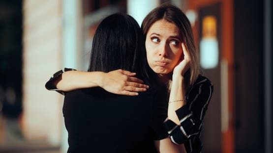 لغة الخداع: عبارات شائعة تكشف مناورات الكاذب المحترف