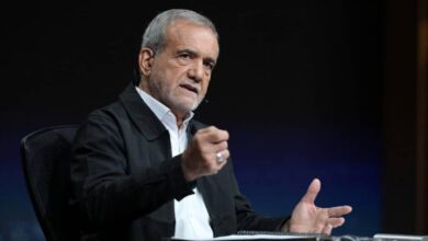 مسعود بزشكيان يتشبث بالمنصب رغم الضغوط المتصاعدة