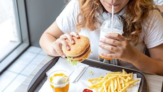 علماء: بهذه الطريقة يؤثر تيك توك في شهية المراهقين
