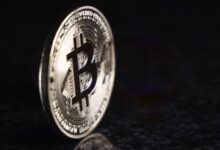 البيتكوين يقفز فوق 77 ألف دولار