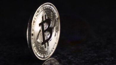 البيتكوين يقفز فوق 77 ألف دولار