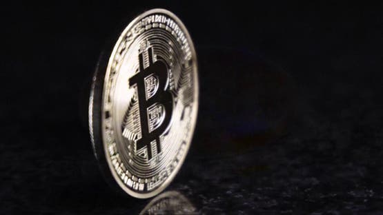 البيتكوين يقفز فوق 77 ألف دولار