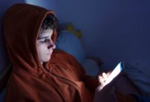 دراسة تحذر من استخدام الهاتف قبل النوم