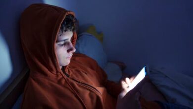 دراسة تحذر من استخدام الهاتف قبل النوم