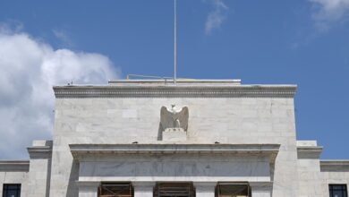 ضغوط اقتصادية تربك الفيدرالي والمركزي الأوروبي