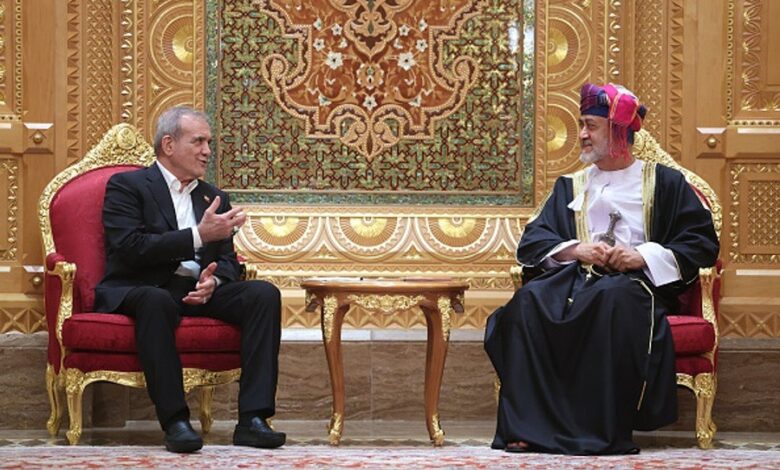 بزشكيان وسلطان عمان يؤكدان أهمية تعزيز التعاون الإقليمي المشترك